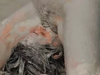 Minik Genç Jenna Moretti, Büyük Bir Horoz Tarafından Yıkılan amatör amcıklar Kedisini Alır