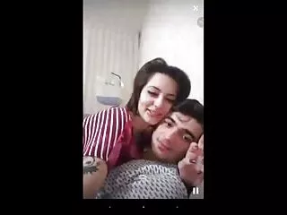 Islak kedi arasında bir genç kız gets becerdin ve yaladı amatör seks