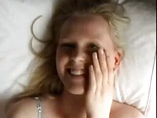 Çarpıcı esmer kızdırmak Vicky Love desenli şeffaf naylon külotlu çorap içinde şeritler ve parmaklar amatör türk porno ifşa kedi